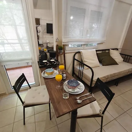 Petite Hideaway With Balcony- Near Station * Larissa