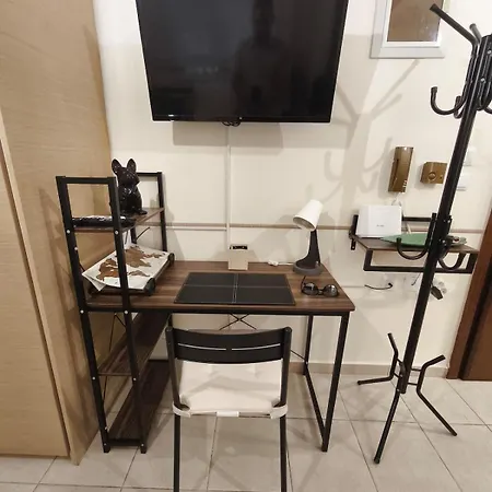 Petite Hideaway With Balcony- Near Station * Larissa