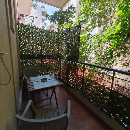 Petite Hideaway With Balcony- Near Station Apartament