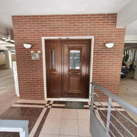 Petite Hideaway With Balcony- Near Station Apartament *
