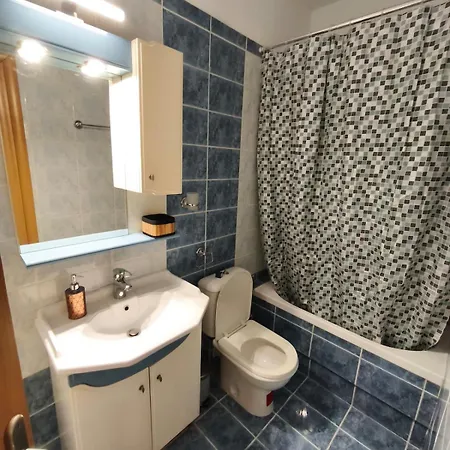 Petite Hideaway With Balcony- Near Station Apartament *