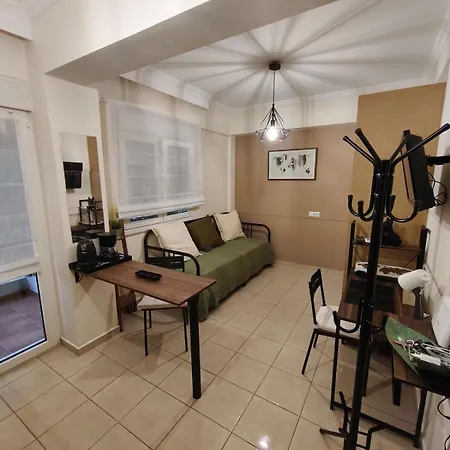 Petite Hideaway With Balcony- Near Station Διαμέρισμα *