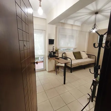 Petite Hideaway With Balcony- Near Station