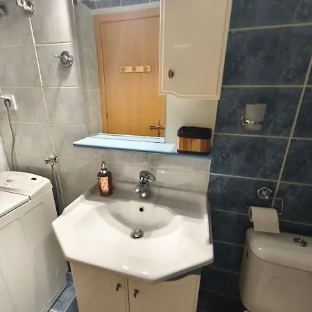Petite Hideaway With Balcony- Near Station *