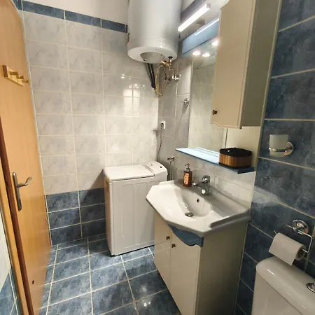 Petite Hideaway With Balcony- Near Station * Larissa