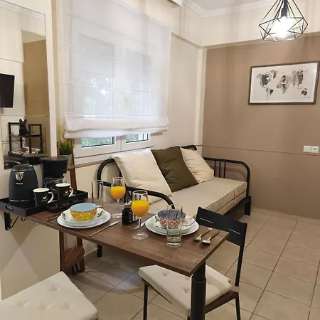 Apartament Petite Hideaway With Balcony- Near Station Larissa