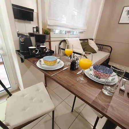 Apartament Petite Hideaway With Balcony- Near Station Larissa