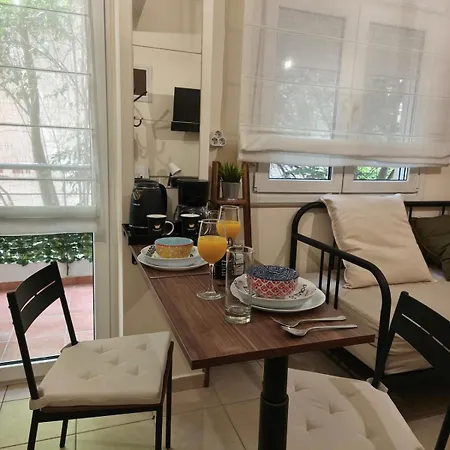 Apartament Petite Hideaway With Balcony- Near Station Larissa