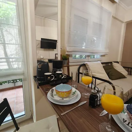 Petite Hideaway With Balcony- Near Station *