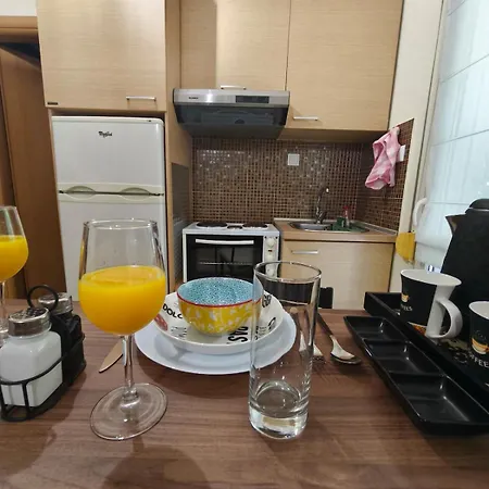 Petite Hideaway With Balcony- Near Station * Larissa