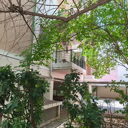 Petite Hideaway With Balcony- Near Station *