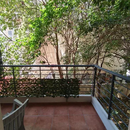 Petite Hideaway With Balcony- Near Station