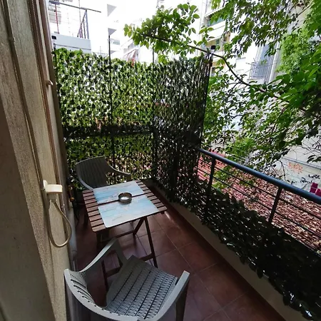 Petite Hideaway With Balcony- Near Station Larissa