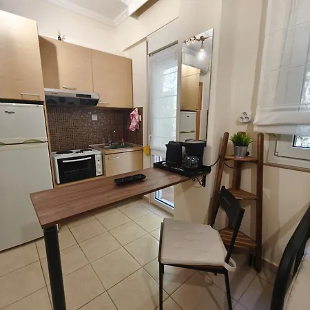 Petite Hideaway With Balcony- Near Station Λάρισα