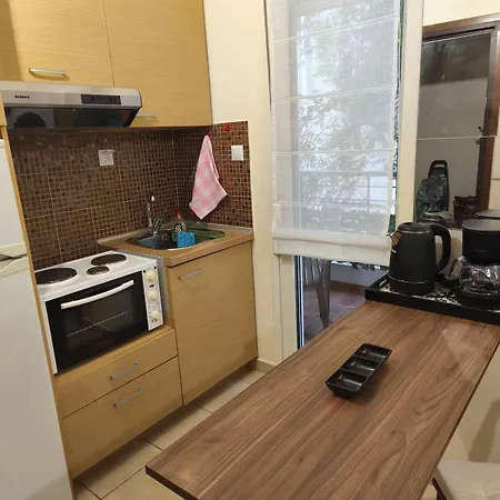 Petite Hideaway With Balcony- Near Station Διαμέρισμα Λάρισα