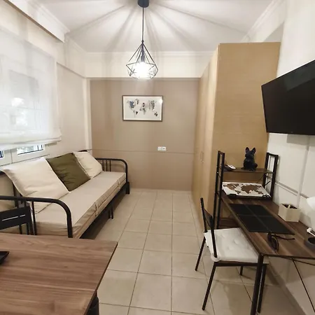 Petite Hideaway With Balcony- Near Station * Larissa