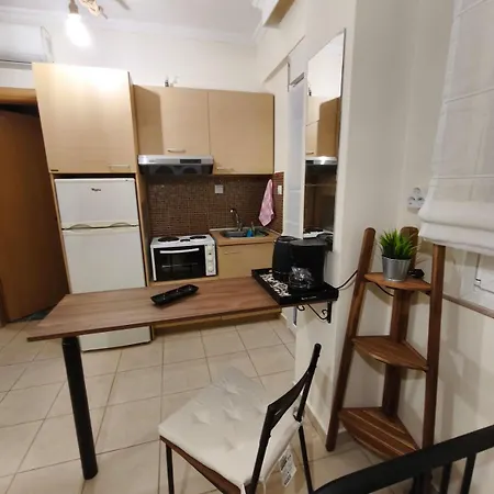 Petite Hideaway With Balcony- Near Station Apartament