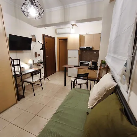 Petite Hideaway With Balcony- Near Station Λάρισα