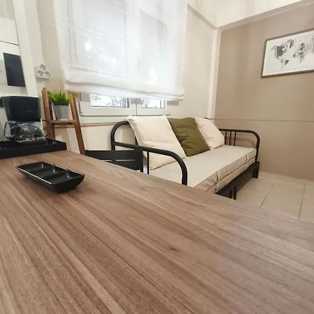 Petite Hideaway With Balcony- Near Station Apartament
