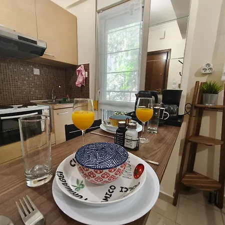 Petite Hideaway With Balcony- Near Station *