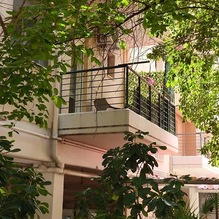 Petite Hideaway With Balcony- Near Station Larissa