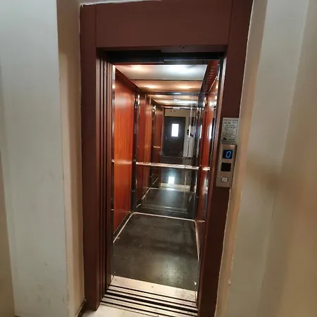 Petite Hideaway With Balcony- Near Station Λάρισα