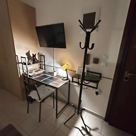 Petite Hideaway With Balcony- Near Station Apartament Larissa